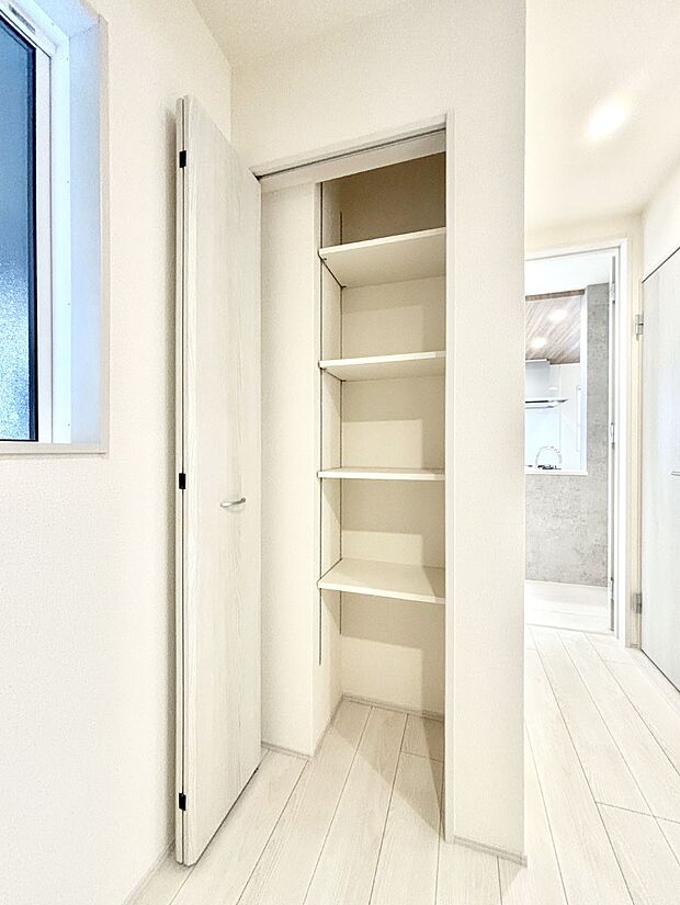 【その他設備(玄関ホール収納)】玄関ホール収納です。掃除道具やお出かけ用グッズの収納に便利です。