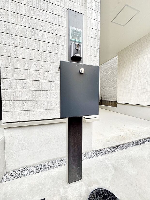 【その他現地】シンプルデザインのポスト。
