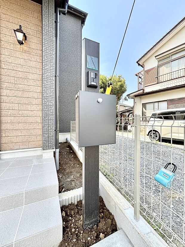 【その他現地】表札・インターホン・ポストをひとつに集約。エントランスになじむシンプルデザイン。