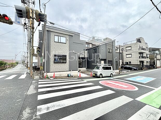 【前面道路含む現地写真】角地なので日当たりも良く、お家が堂々として見えます!