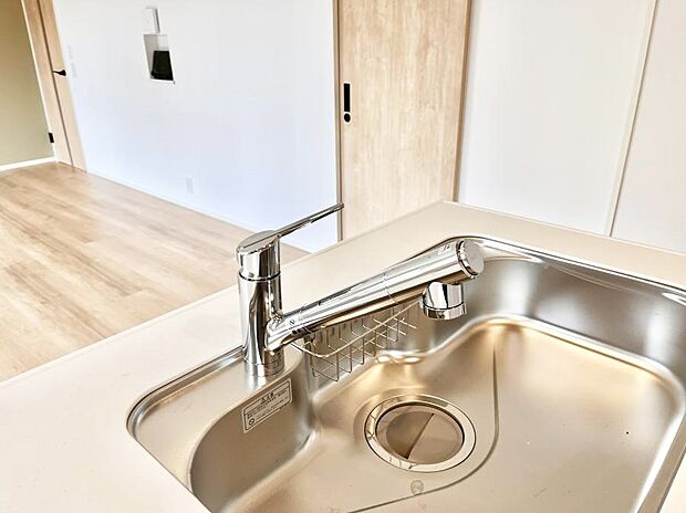 【その他設備(浄水器)】浄水器一体型のキッチンで洗い物用・料理用と切り替え簡単！