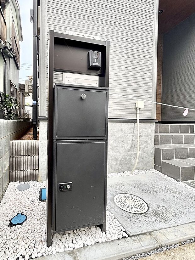 【その他現地】表札・インターホン・ポスト・宅配BOXをひとつに集約。エントランスになじむシンプルデザイン。