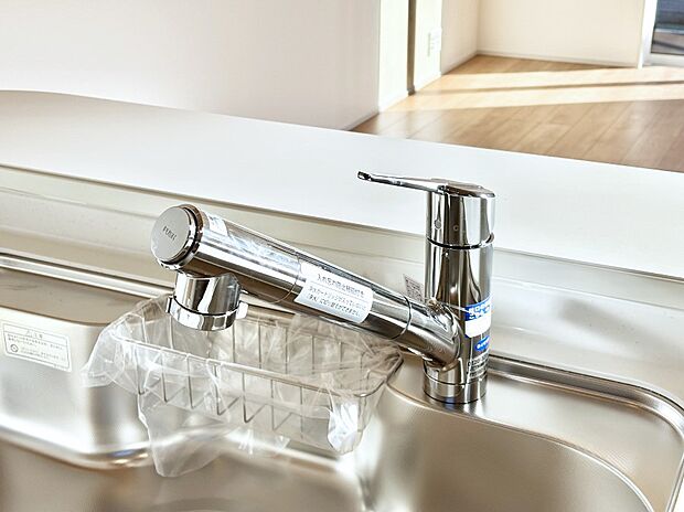【その他設備(浄水器)】いつでも清潔なおいしいお水を。一つの水栓で水道水と浄水を使い分け。