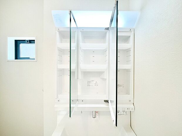 【その他設備(三面鏡裏収納)】三面鏡の裏に、化粧品や衛生用品などを収納可能。洗面台をすっきりと保ちます!