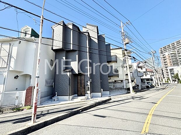 【現地外観写真】暮らしやすさと居心地の良さにこだわったシンプルで飽きのこないデザイン !