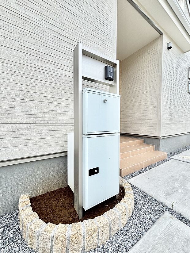 【その他現地】表札・インターホン・ポスト・宅配BOXをひとつに集約。エントランスになじむシンプルデザイン。