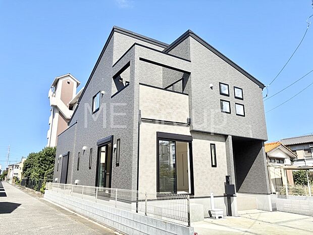 【現地外観写真】たっぷりの陽光と開放感に包まれる明るい住まい