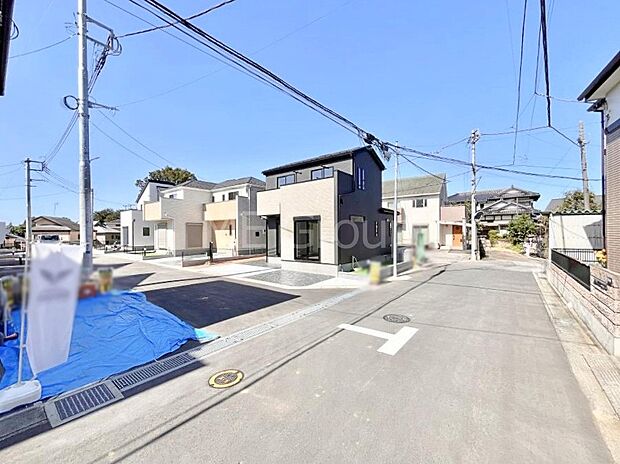 【前面道路含む現地写真】角地なので日当たりも良く、お家が堂々として見えます。