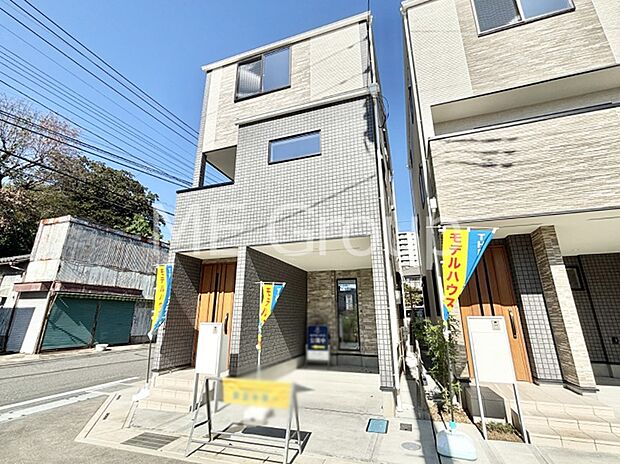 【現地外観写真】暮らしやすさと居心地の良さにこだわったシンプルで飽きのこないデザイン !