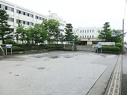 春日部市立葛飾中学校 1040m