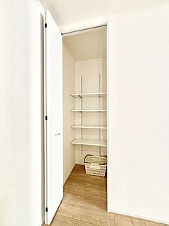 その他設備(キッチン横収納)