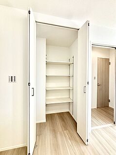 その他設備(キッチン横収納)