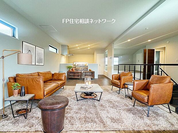 開放感あふれるリビングで、家族の時間をもっと心地よく。光と温もりの住まい。