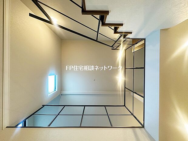 吹抜けとスケルトン階段が生む開放感。光と空間を楽しむデザイナーズ邸宅。
