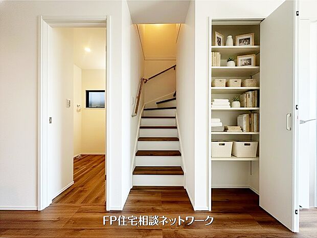 【リビング収納】  本画像はAIがCGで小物を作成しており、実際の現地に小物は設置されておりません。また、販売価格に家具等は含まれておりません。