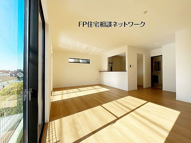 南からの陽光がたっぷり差し込む開放的なLDK。大きな窓が心地よい明るさをもたらし、家族が自然と集まる温かい空間に。ゆったりとした間取りで快適な暮らしが叶います。