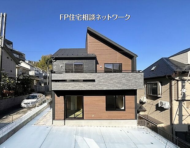 閑静な住宅街に佇む、落ち着いた住環境。前面道路も広く、車の出し入れがしやすいカースペース2台分を確保。周辺は住環境良好で、ゆったりとした暮らしを叶えます。