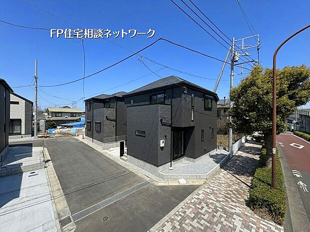 【外観】  黒を基調としたモダンな外観が目を引く新築戸建。全室2面採光を確保した明るい設計です。ゆとりある前面道路と整備された歩道に面し、小さなお子様のいるご家庭も安心の住環境。