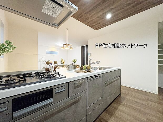 【キッチン】  作業しやすい広さのカウンターキッチン。ダイニングとの距離が近く、配膳や後片付けも手際よく進められる機能的なプランです。