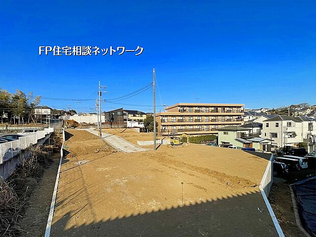 隣家との間隔に配慮した区画配置で圧迫感を抑えた環境。車2台駐車可能な4LDK、LDK20帖の広さを日常に活かせる住まいです。