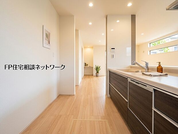 【キッチン】 本画像はAIがCGで小物作成しており、実際の現地に小物は設置されておりません。また、販売価格に小物等は含まれておりません。