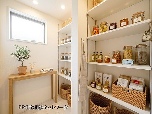【パントリー】 本画像はAIがCGで小物作成しており、実際の現地に小物は設置されておりません。また、販売価格に小物等は含まれておりません。