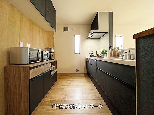 基礎と土台の間に基礎パッキンを入れることにより分離させ、土台からの湿気を基礎へ浸透するのを防ぎます。また、床下換気が可能です。