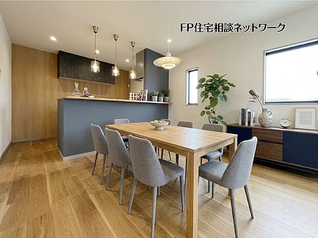 大きな面で家の重みを支え地震に強いのが特徴です。また床下の地面をすべてコンクリートで覆うので、湿気が建物に伝わりにくく住宅の木材の腐食等の心配も減ります。