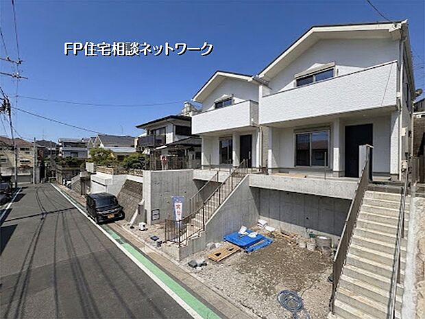 【外観】青空に映える、白を基調としたスタイリッシュな外観。高台に位置し、開放感があります。ゆとりのあるバルコニーが魅力的。日当たりも良く、快適な暮らしが実現できそうです。