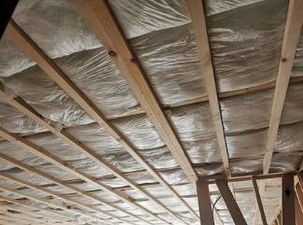 断熱性に優れたグラスウールを壁と天井にすき間なく施工します。室内を適温に保ち、外部からの騒音も低減します。