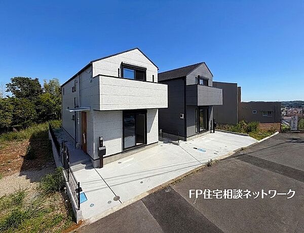 【外観】  白と黒の外観が映える、モダンでスタイリッシュな２棟の新築住宅です。良好な陽当たりと開放感を享受できる、心地よい住環境です。