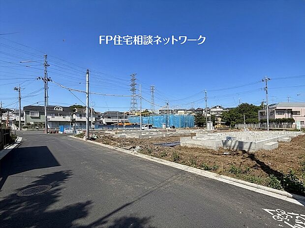 これから新しい家が建てられようとしている広々とした分譲地の風景です。