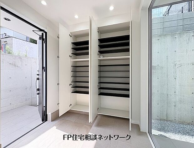 【シューズボックス】 白を基調とした明るい玄関に大容量のシューズボックスを完備。豊富な棚板で家族の靴をすっきりと収納でき、いつでも清潔感を保てます。