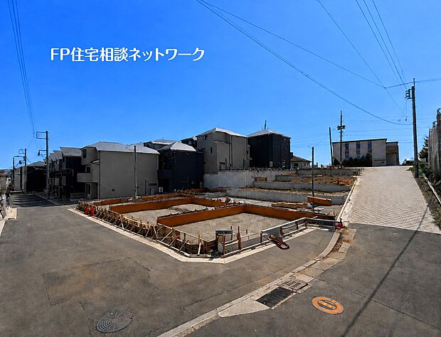 開放感のある角地周辺の景色を捉えています。すっきりと整理された道路や整地された敷地から、これからの新生活が想像できます。