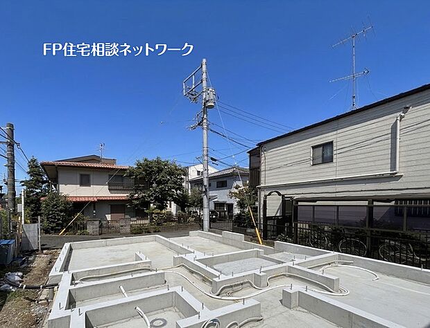 青空の下、頑丈な基礎が完成しました。ここからご家族の新しい物語が始まります。閑静な住宅街で日当たり良好。長く安心して暮らせる住まいは丁寧な施工から。  