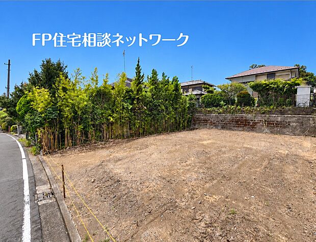 綺麗に整地された平坦な売地です。前面道路との高低差も少なく、スムーズに車の出入りが可能です。周囲には緑豊かな植栽があり、落ち着いた住環境の中で理想の住まいづくりをスタートできます。