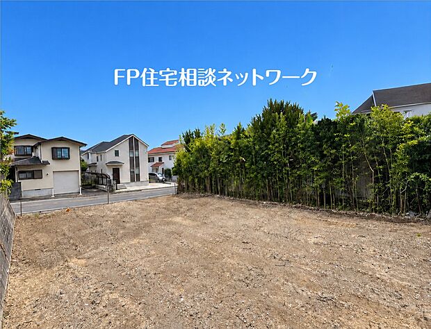 採光をたっぷり取り込める、陽当りの良い分譲地です。前面道路に沿って間口が広く、開放感があります。隣地との境界には豊かな緑の植栽が施されており、自然を感じられる穏やかな住環境です。