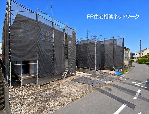 平坦な道路に面し、車の出し入れや日々の移動がスムーズな現地。足場に囲まれた現場では、構造体の施工が着々と進行しています。図面だけでは伝わらない実際の陽当たりや通風をご確認ください。