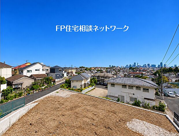 高台から街並みを見渡せる、眺望良好なロケーション。開けた空と周囲の景色が日々の暮らしに広がりを添えます。日当たり良好な敷地で、明るさを感じる住まいづくりが楽しめます。