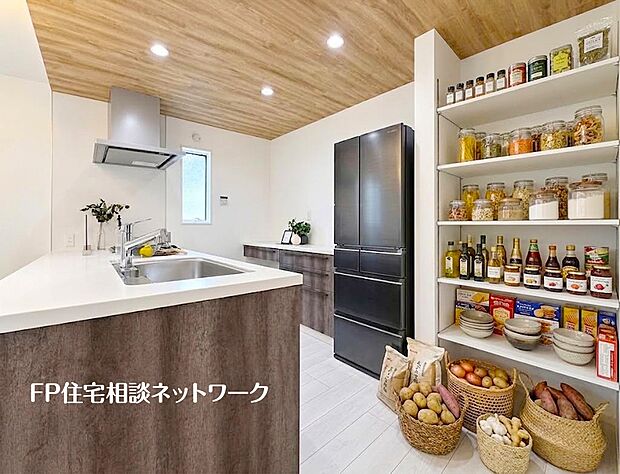 本画像はAIがCGで冷蔵庫、家電、小物などを生成しているので実際の現地には設置されておりません。