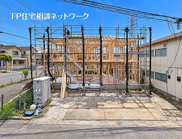 南道路に面し、陽当たりが良好な建築中の物件です。カースペースは3台分確保でき、広々としています。