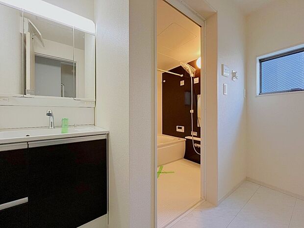 【洗面台・洗面所】小窓付きの洗面室は、毎朝心地よい光と爽やかな風を運んでくれます。お手入れしやすいシンプルな洗面化粧台は、鏡の裏も収納です。