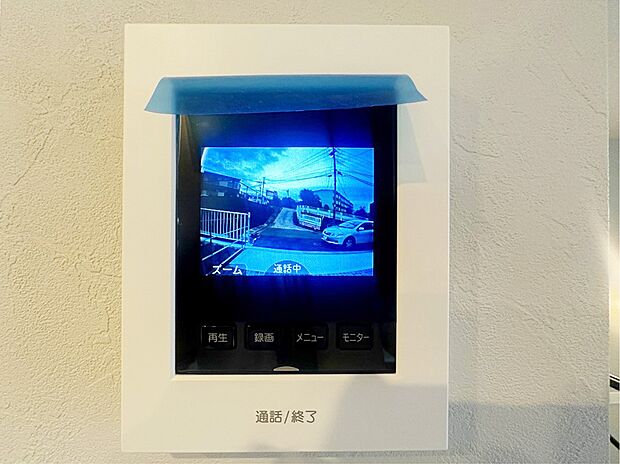 【TVモニター付インターホン】モニター付インターホンが標準仕様です。不安になりがちな防犯面。目で確認できるからあんしんです。