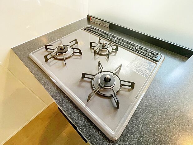 【3口ガスコンロ】慣れている方も多く、火力が目に見えるため、使いやすいという方も多い、3口のガスコンロ仕様です。