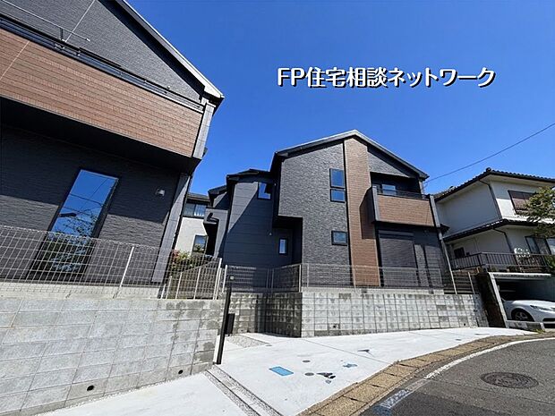 【現地外観写真】【外観】 木目調のアクセントが際立つ、洗練されたモダンなデザイン住宅。日当たりも良く、快適な暮らしが想像できます。