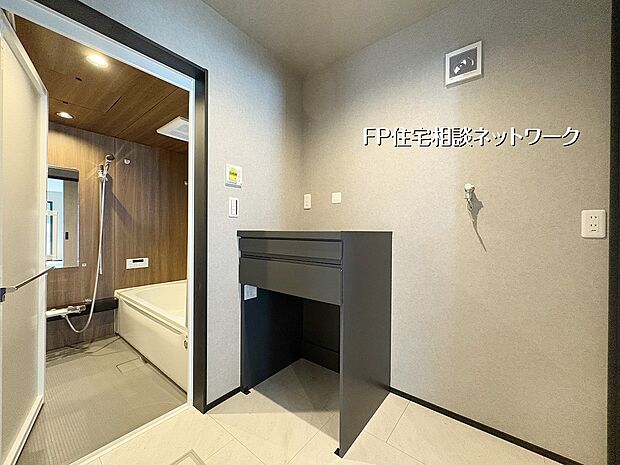 【その他内観】【ガス乾燥機置場】 類似同仕様、施工例のため分譲中の建物とは外壁、屋根開口部等の形状・仕様が異なります。