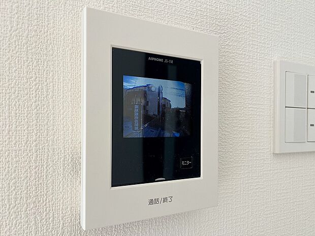 【TVモニター付きインターホン】同仕様設備:モニター付インターホンが標準仕様です。不安になりがちな防犯面。目で確認できるからあんしんです。