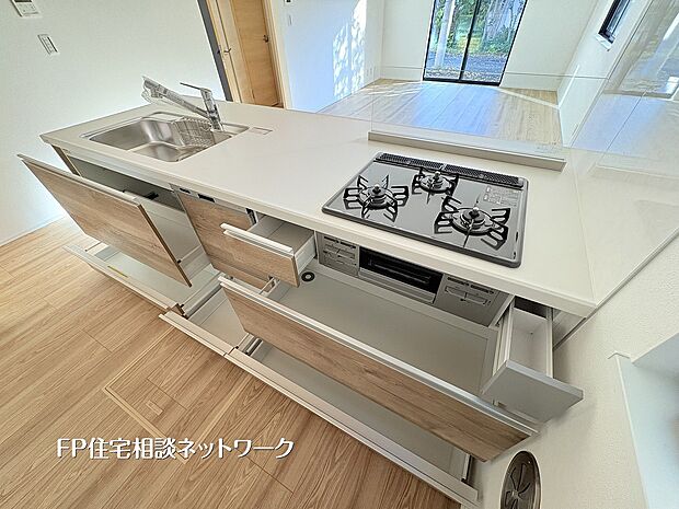 【その他内観】【キッチン】  類似外観同仕様、施工例のため分譲中の建物とは外壁、屋根開口部等の形状・仕様が異なります。