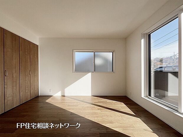 【洋室】8帖の広々とした洋室は、主寝室にぴったりの空間。右手の大きな窓からはバルコニーへ出られ、陽当たりも通風も良好です。