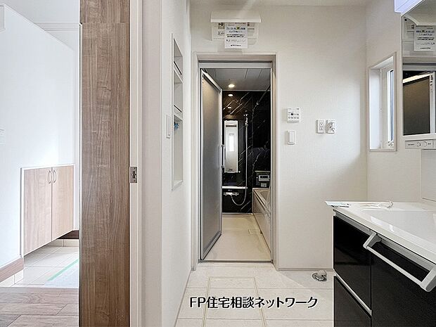 【洗面台・洗面所】玄関から洗面脱衣室・浴室へスムーズにアクセスできる快適な生活動線。帰宅後すぐの手洗いや入浴にも便利で、毎日の暮らしやすさに配慮された機能的な水回り配置です。